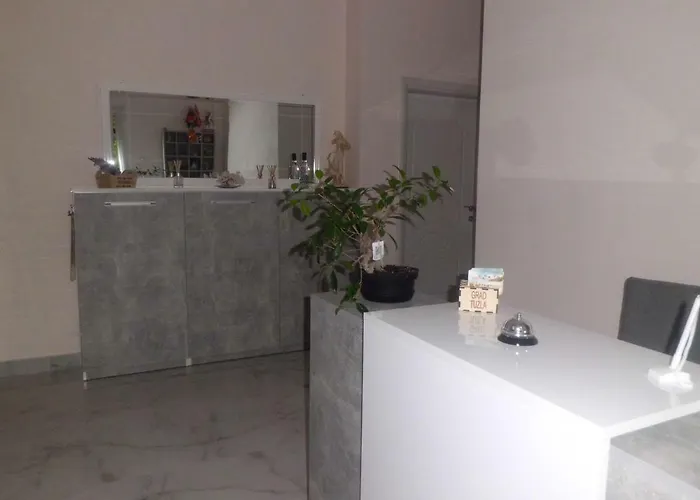 Red Rose Golem (Tirana)