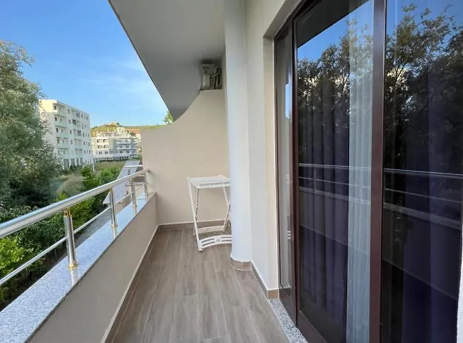 Red Rose Golem (Tirana)